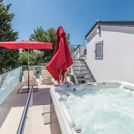 Amazing In Pjescana Uvala With Jacuzzi Vinkuran